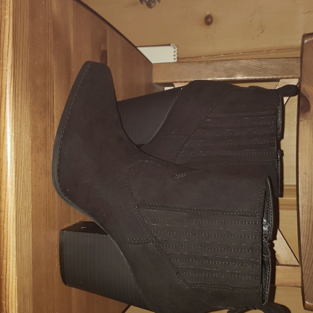 Black Arula boots 9 wide